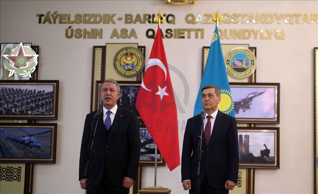 وزير الدفاع التركي يؤكد مواصلة التعاون الدفاعي مع كازاخستان
