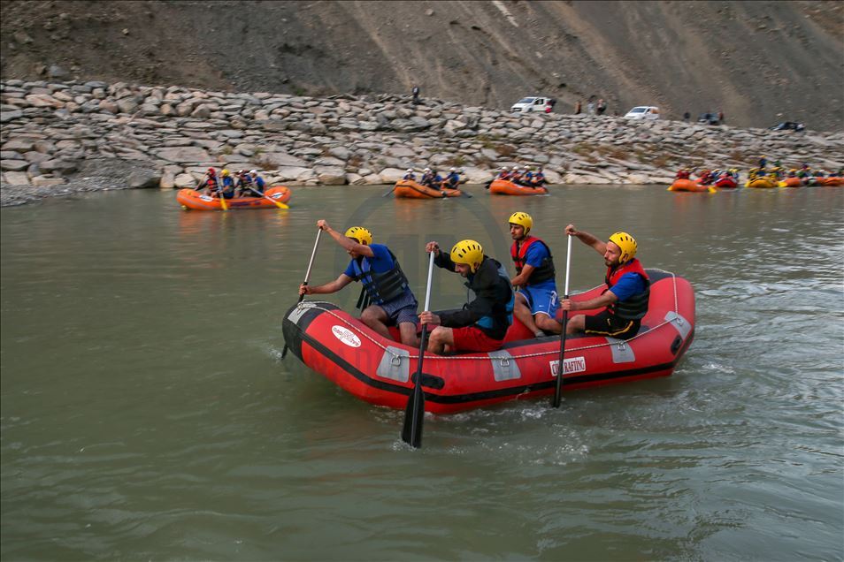 Gençlik ve Spor Bakanı Kasapoğlu Hakkari'de rafting yaptı