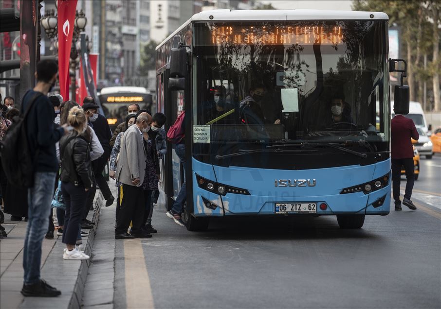Mesai çıkış saatinde sosyal mesafeye uyulamıyor
