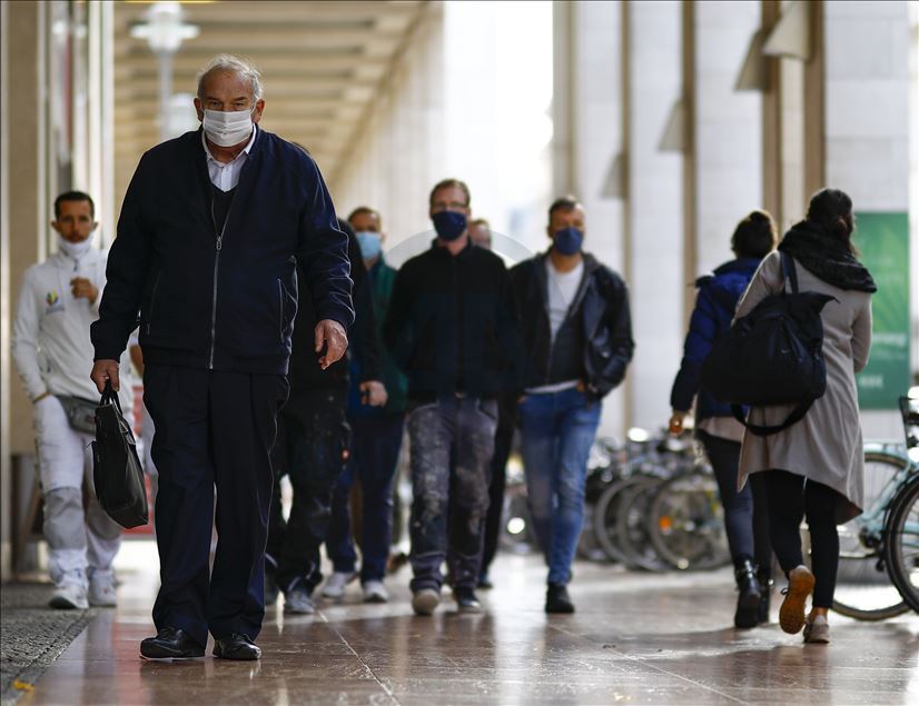 Berlin'de kalabalık caddelerde maske takma zorunluluğu getirildi