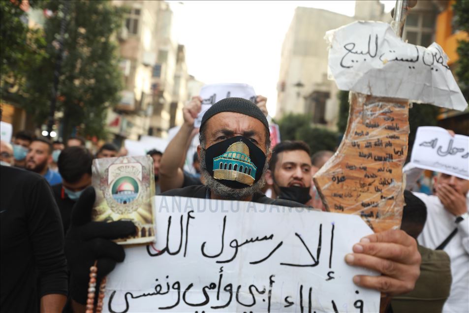 ردا على إساءته للإسلام.. فلسطينيون يحرقون صور ماكرون في الضفة