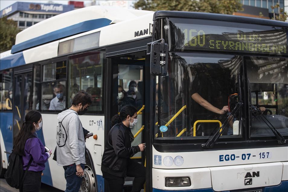 Mesai çıkış saatinde sosyal mesafeye uyulamıyor