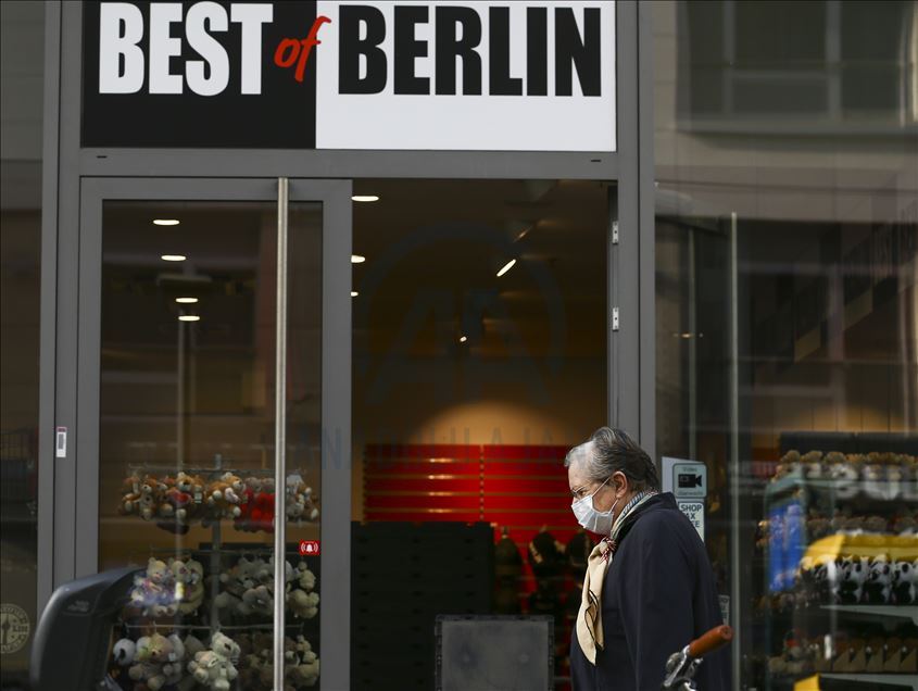 Berlin'de kalabalık caddelerde maske takma zorunluluğu getirildi