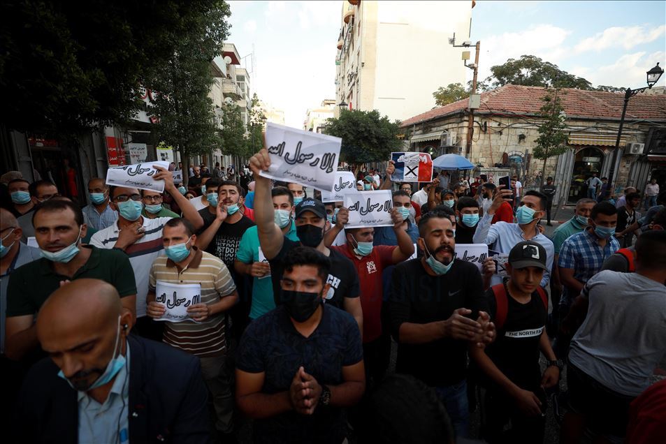 ردا على إساءته للإسلام.. فلسطينيون يحرقون صور ماكرون في الضفة