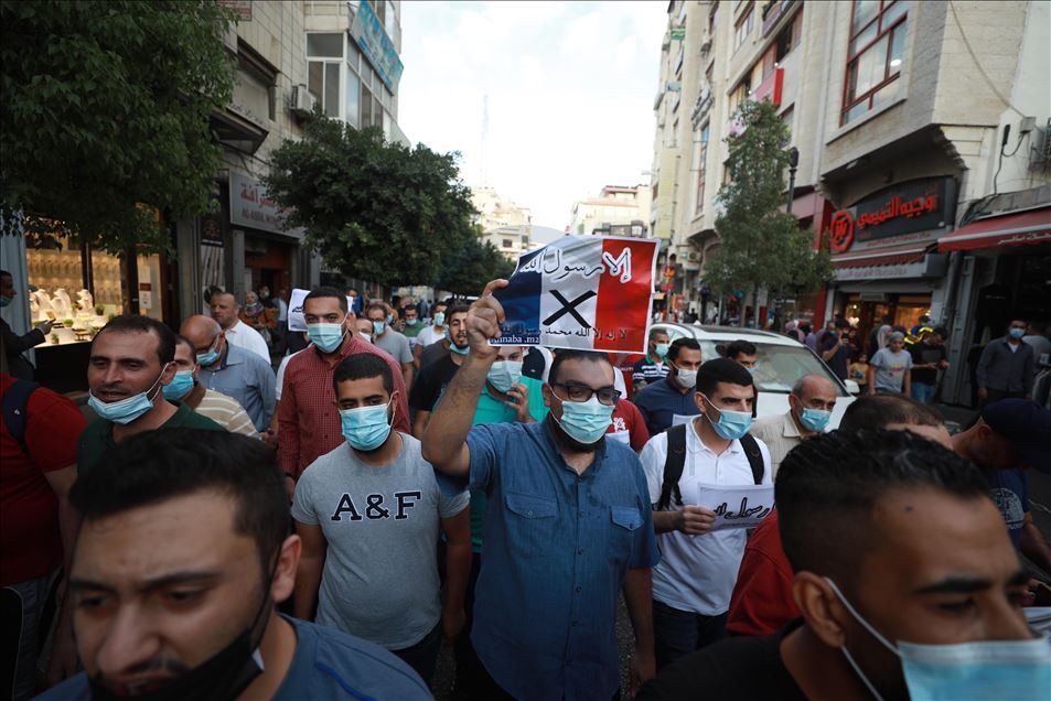 ردا على إساءته للإسلام.. فلسطينيون يحرقون صور ماكرون في الضفة