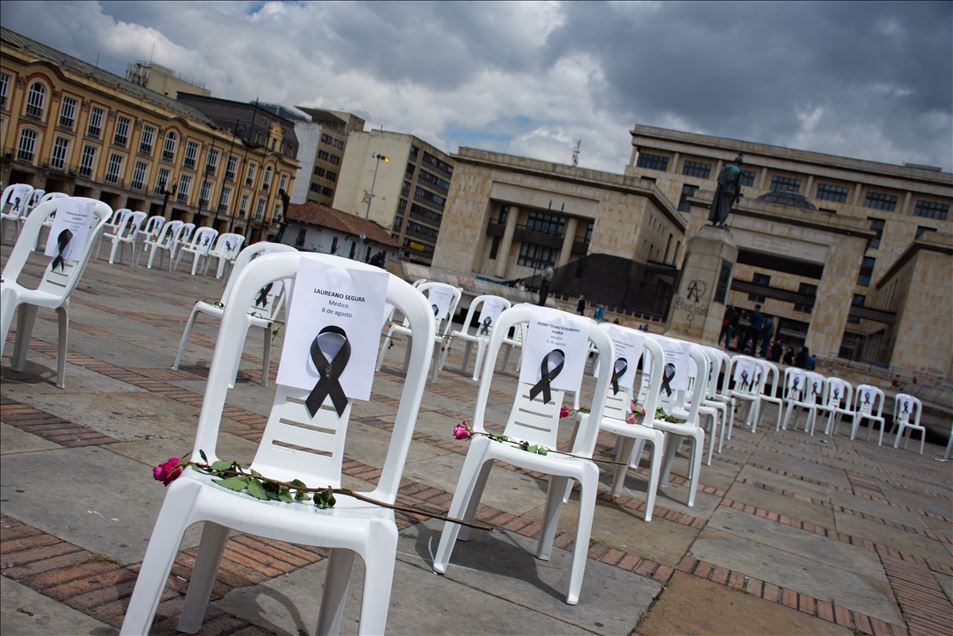Kolombiya'da hayatını kaybeden sağlık çalışanları için gösteri düzenlendi