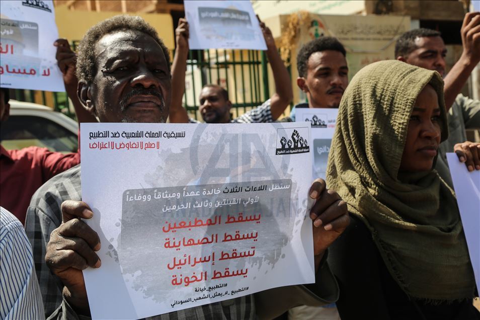 "التطبيع خيانة".. وقفة احتجاجية أمام مقر الحكومة السودانية
