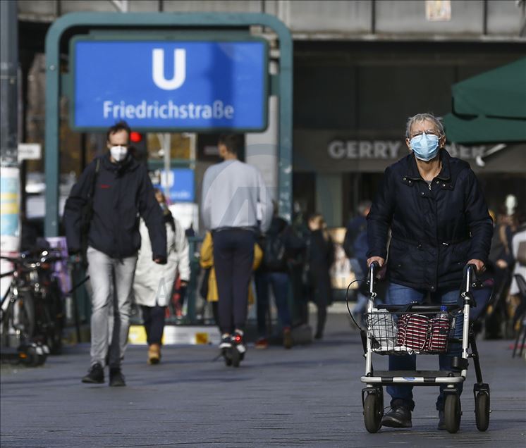 Berlin'de kalabalık caddelerde maske takma zorunluluğu getirildi