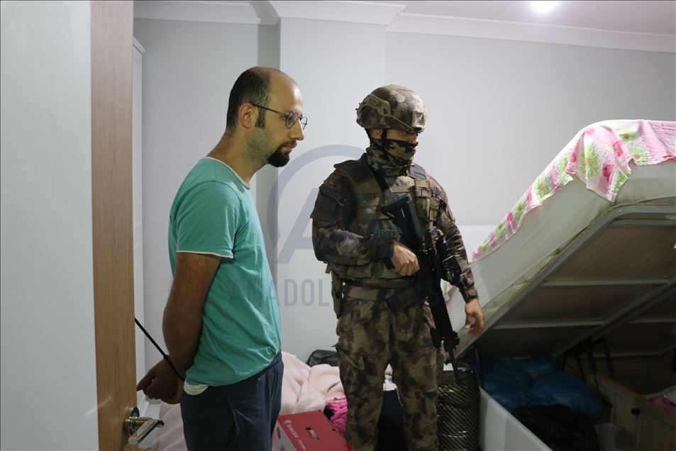 Balıkesir'de FETÖ'nün hücre evlerine yönelik operasyonda 5 şüpheli yakalandı