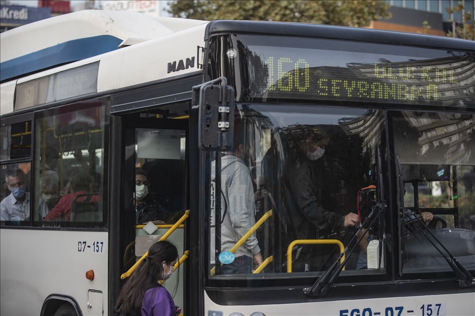 Mesai çıkış saatinde sosyal mesafeye uyulamıyor