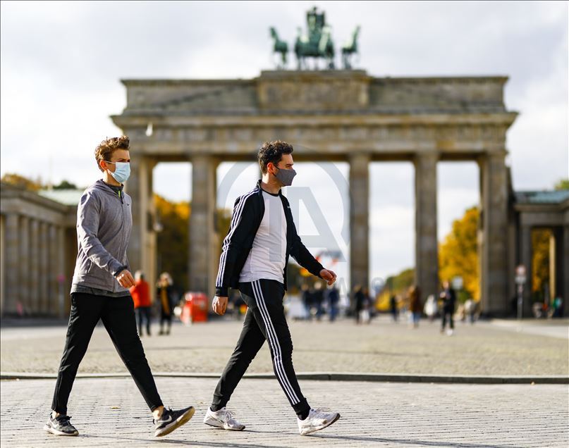 Berlin'de kalabalık caddelerde maske takma zorunluluğu getirildi