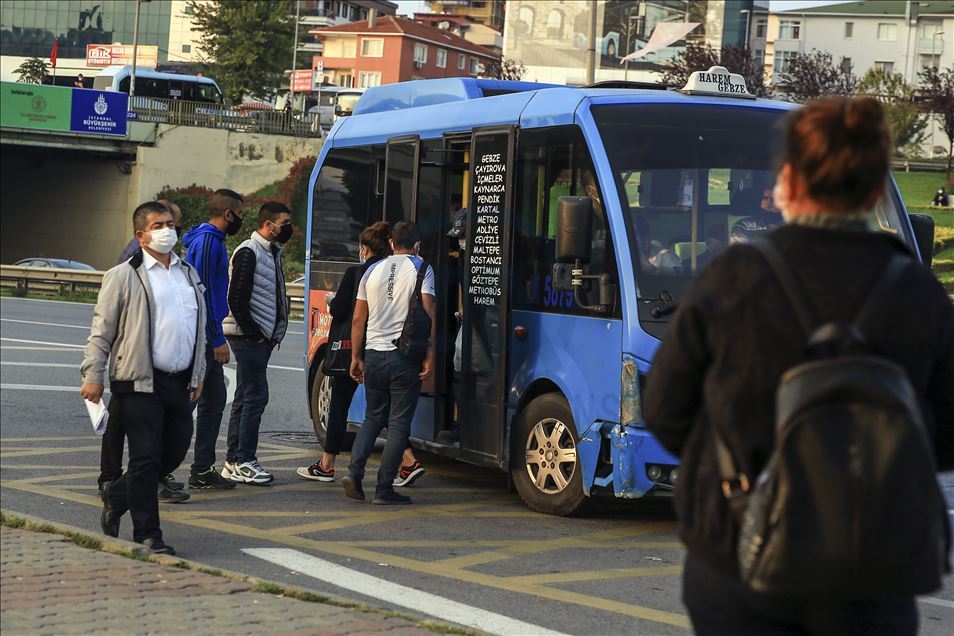 Mesai çıkış saatinde sosyal mesafeye uyulamıyor