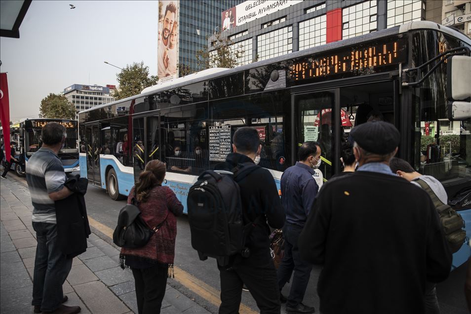 Mesai çıkış saatinde sosyal mesafeye uyulamıyor