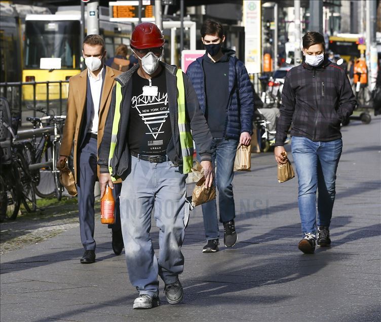 Berlin'de kalabalık caddelerde maske takma zorunluluğu getirildi