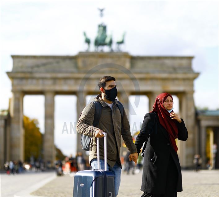 Berlin'de kalabalık caddelerde maske takma zorunluluğu getirildi