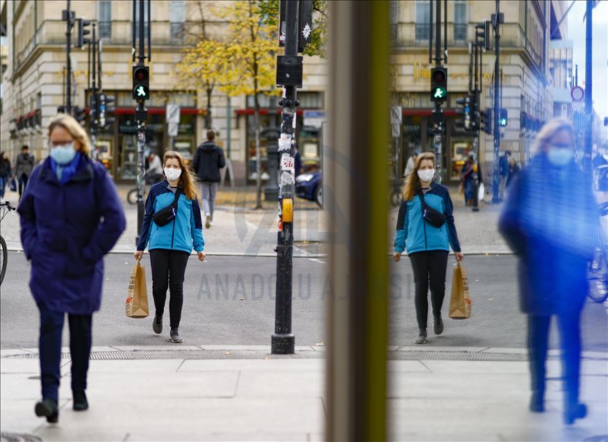 Berlin'de kalabalık caddelerde maske takma zorunluluğu getirildi