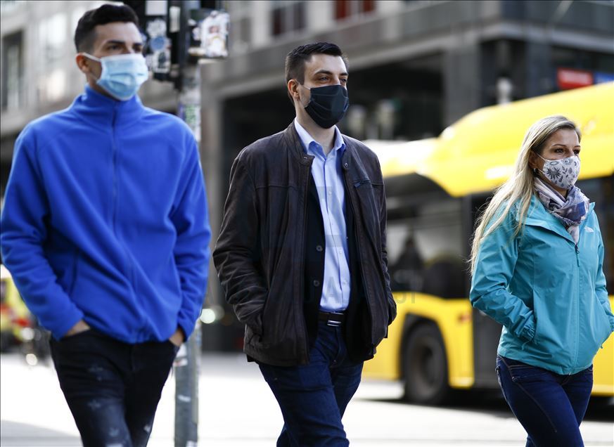 Berlin'de kalabalık caddelerde maske takma zorunluluğu getirildi