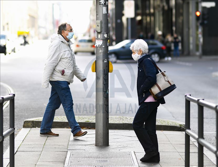 Berlin'de kalabalık caddelerde maske takma zorunluluğu getirildi