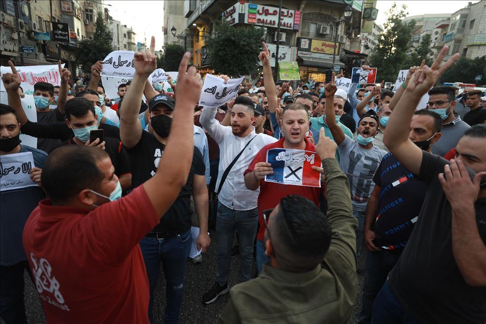 ردا على إساءته للإسلام.. فلسطينيون يحرقون صور ماكرون في الضفة