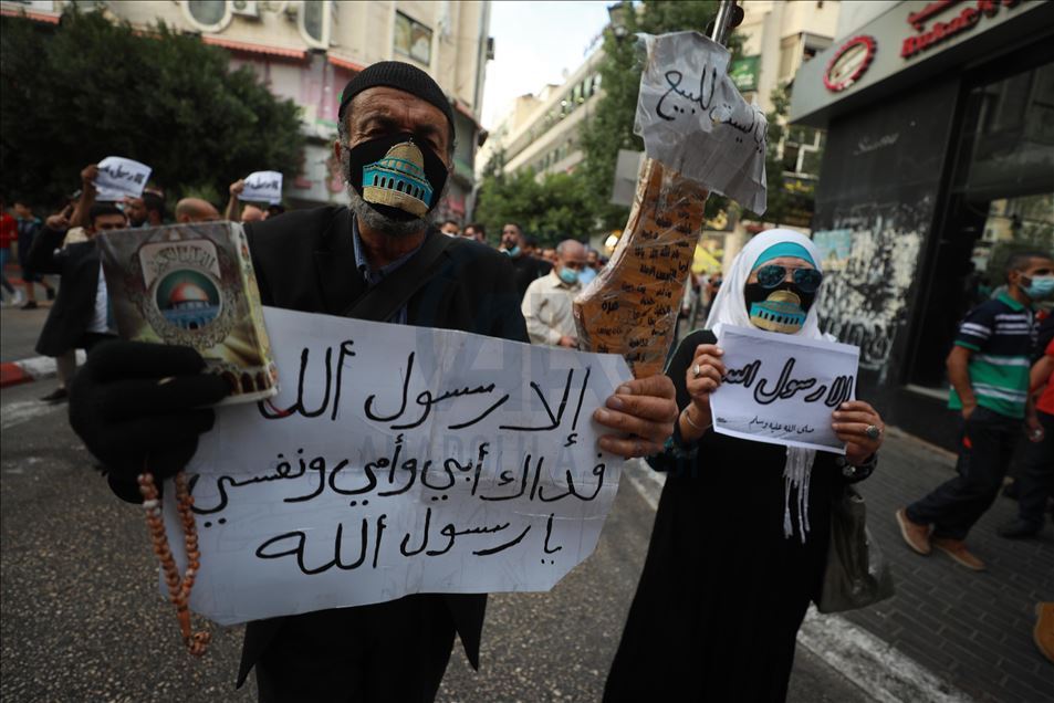 ردا على إساءته للإسلام.. فلسطينيون يحرقون صور ماكرون في الضفة