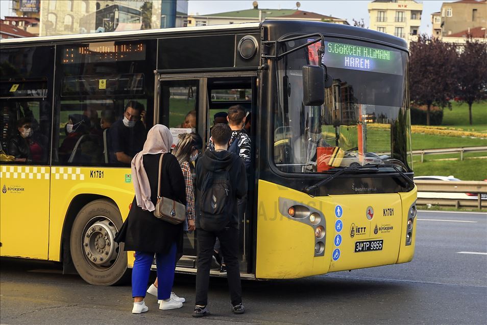 Mesai çıkış saatinde sosyal mesafeye uyulamıyor