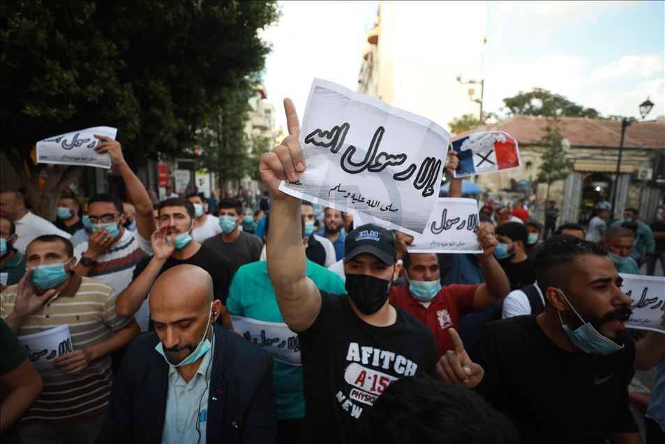 ردا على إساءته للإسلام.. فلسطينيون يحرقون صور ماكرون في الضفة