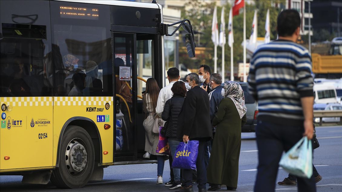 Mesai çıkış saatinde sosyal mesafeye uyulamıyor