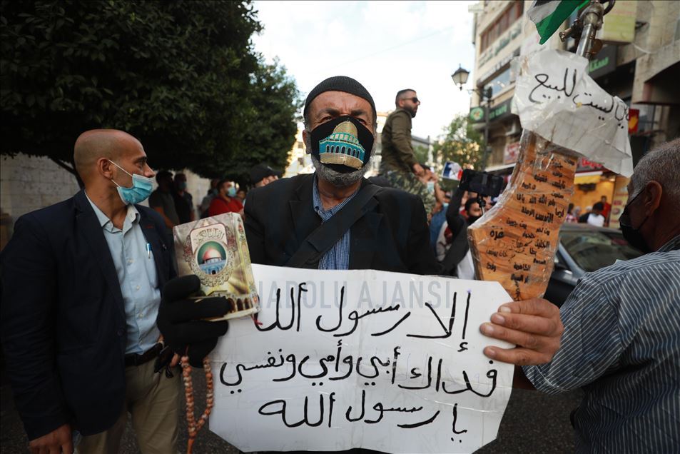 ردا على إساءته للإسلام.. فلسطينيون يحرقون صور ماكرون في الضفة