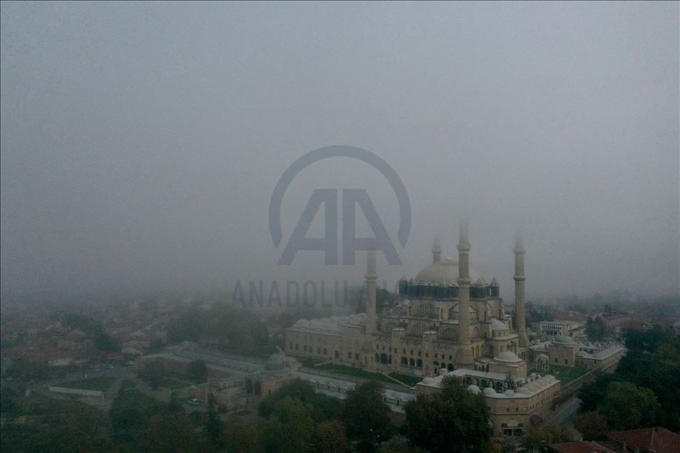 Sis içerisinde kalan Selimiye Camisi manzarasıyla hayran bıraktı

