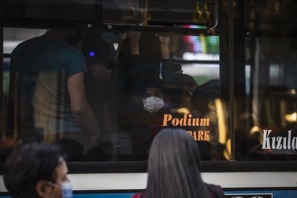 Mesai çıkış saatinde sosyal mesafeye uyulamıyor