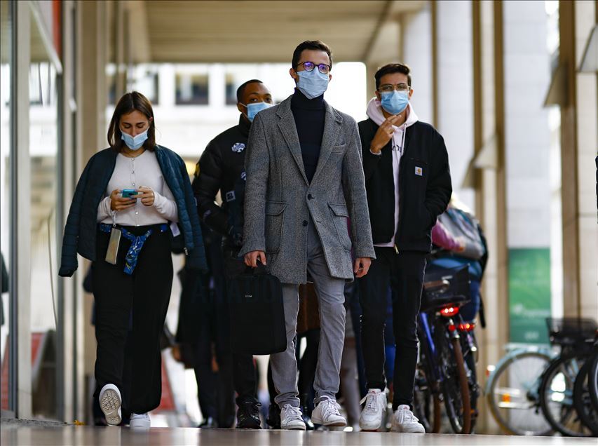 Berlin'de kalabalık caddelerde maske takma zorunluluğu getirildi