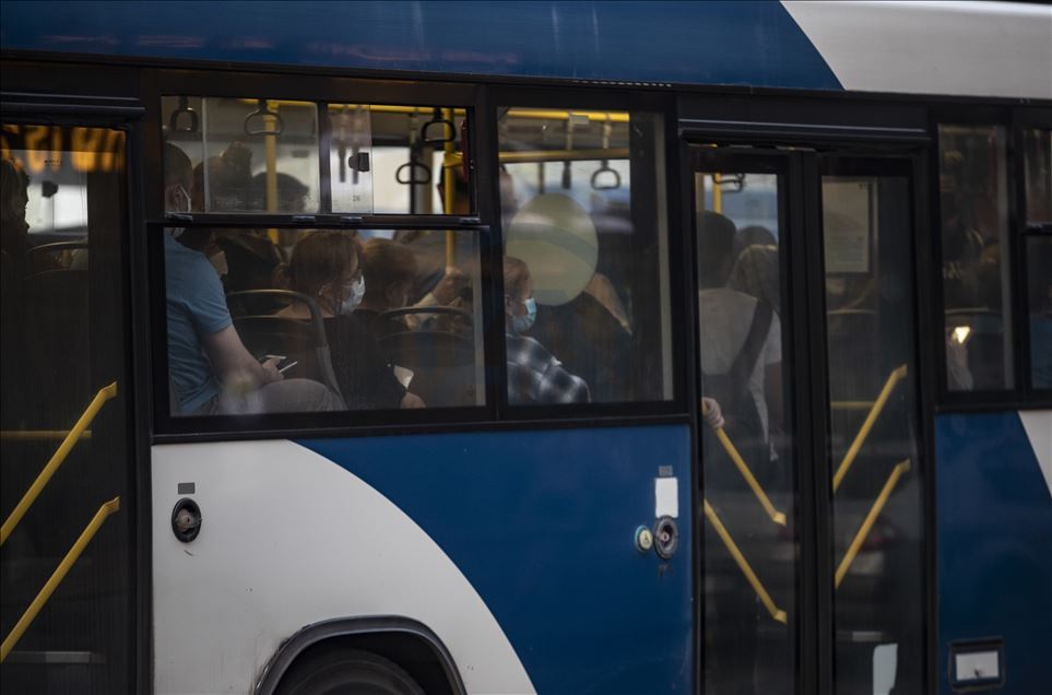 Mesai çıkış saatinde sosyal mesafeye uyulamıyor