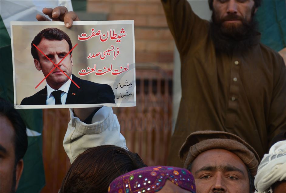 تظاهرات مردم پاکستان در اعتراض به اظهارات اسلام‌ستیزانه رئیس‌جمهور فرانسه