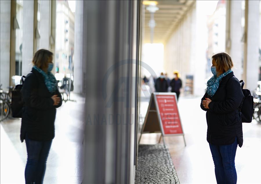 Berlin'de kalabalık caddelerde maske takma zorunluluğu getirildi