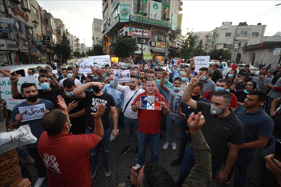 ردا على إساءته للإسلام.. فلسطينيون يحرقون صور ماكرون في الضفة