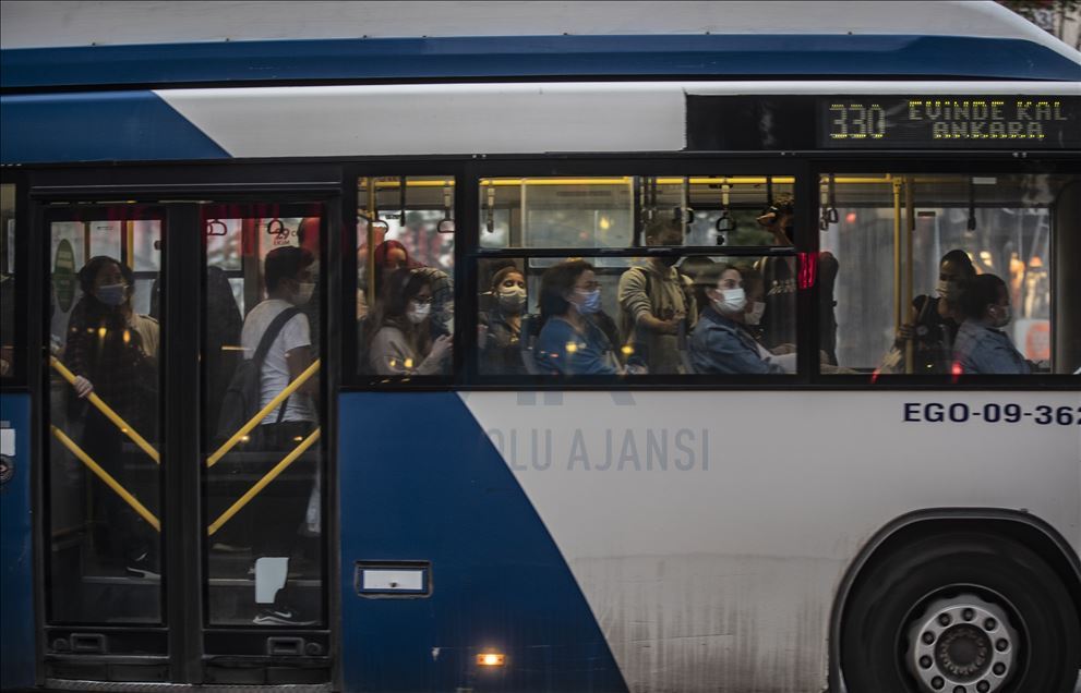 Mesai çıkış saatinde sosyal mesafeye uyulamıyor