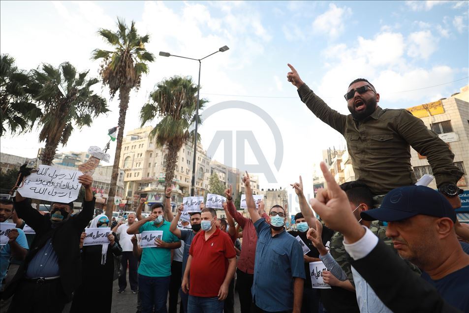 ردا على إساءته للإسلام.. فلسطينيون يحرقون صور ماكرون في الضفة