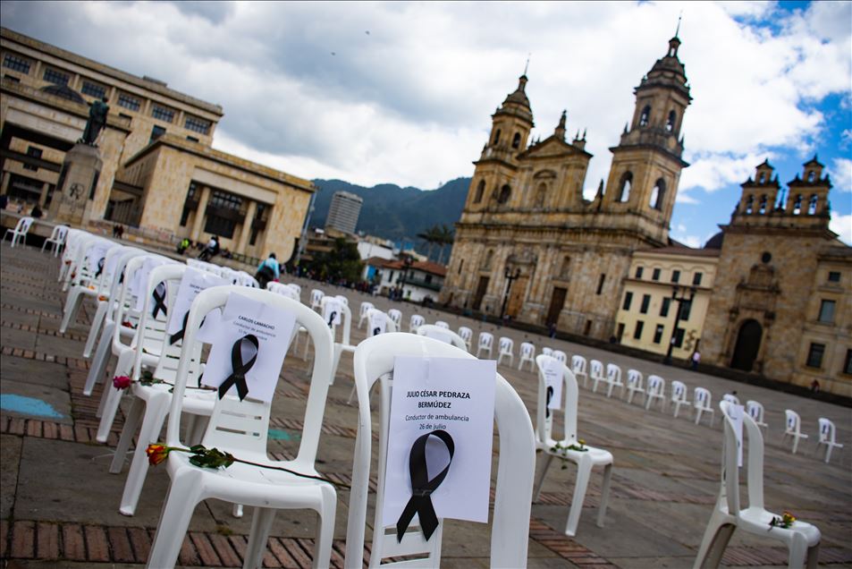 Kolombiya'da hayatını kaybeden sağlık çalışanları için gösteri düzenlendi