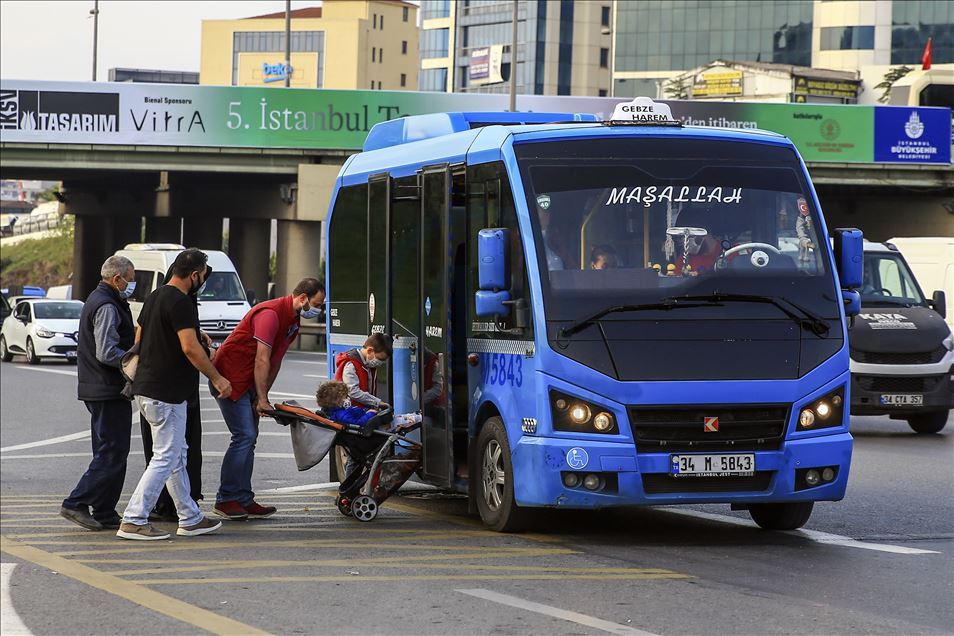 Mesai çıkış saatinde sosyal mesafeye uyulamıyor