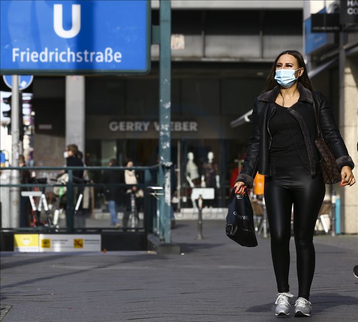 Berlin'de kalabalık caddelerde maske takma zorunluluğu getirildi
