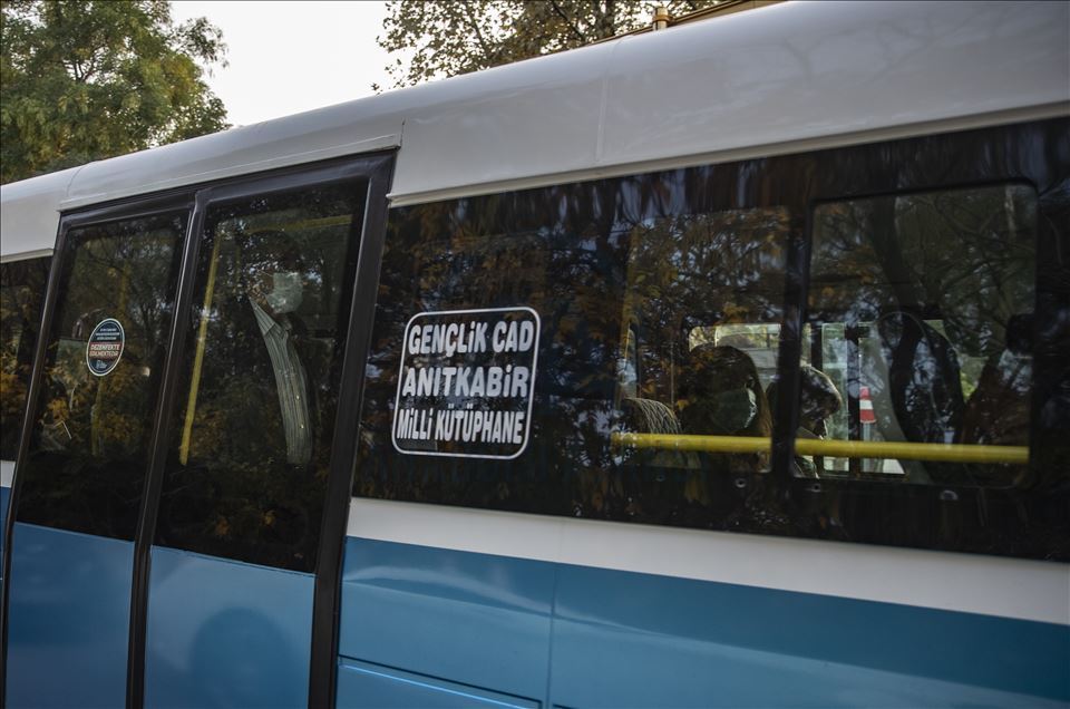 Mesai çıkış saatinde sosyal mesafeye uyulamıyor
