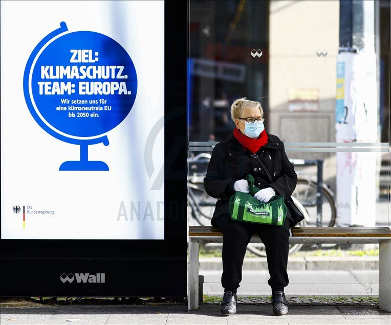 Berlin'de kalabalık caddelerde maske takma zorunluluğu getirildi