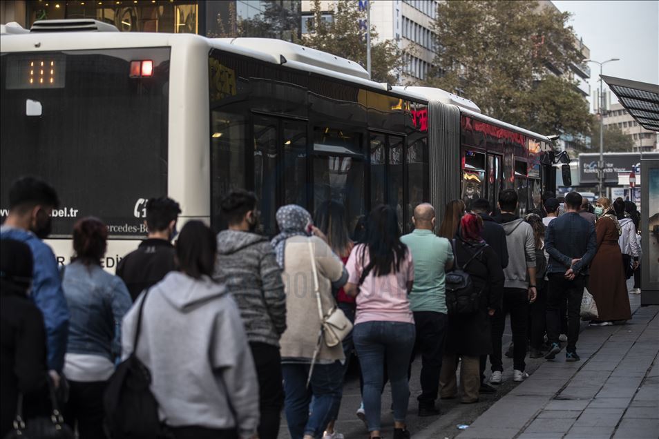 Mesai çıkış saatinde sosyal mesafeye uyulamıyor