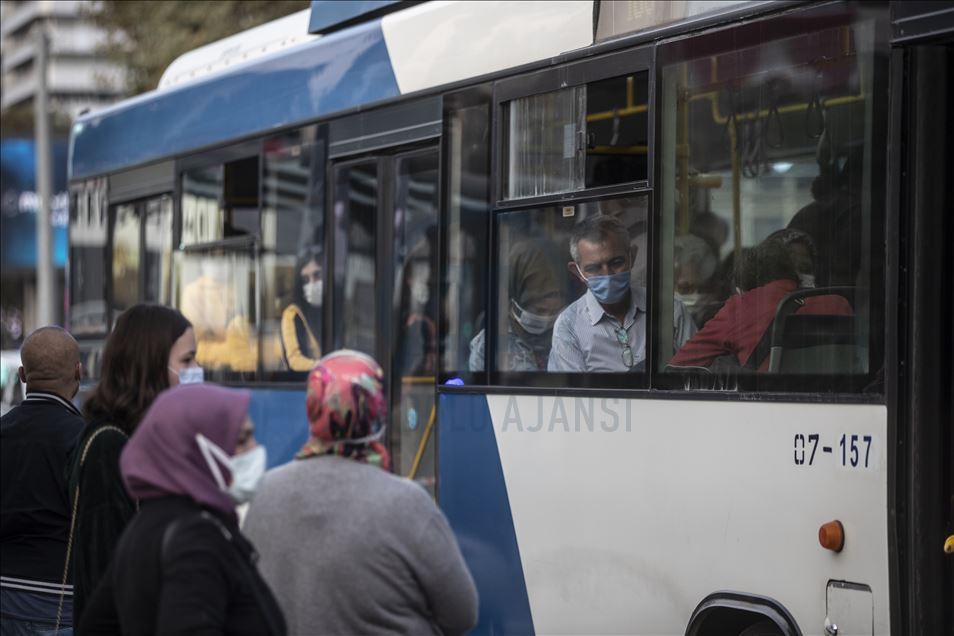 Mesai çıkış saatinde sosyal mesafeye uyulamıyor
