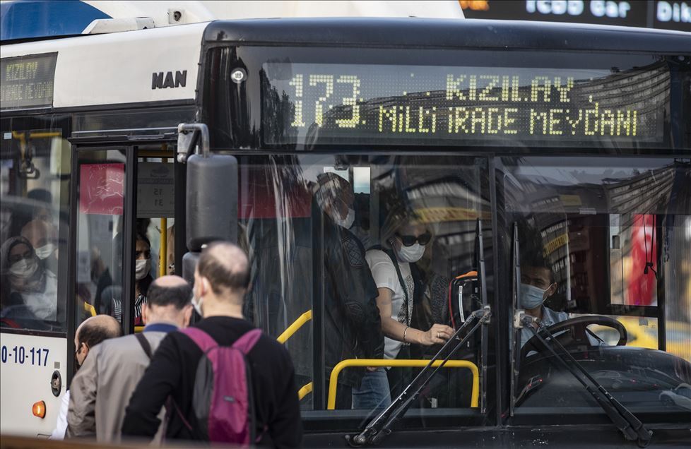 Mesai çıkış saatinde sosyal mesafeye uyulamıyor