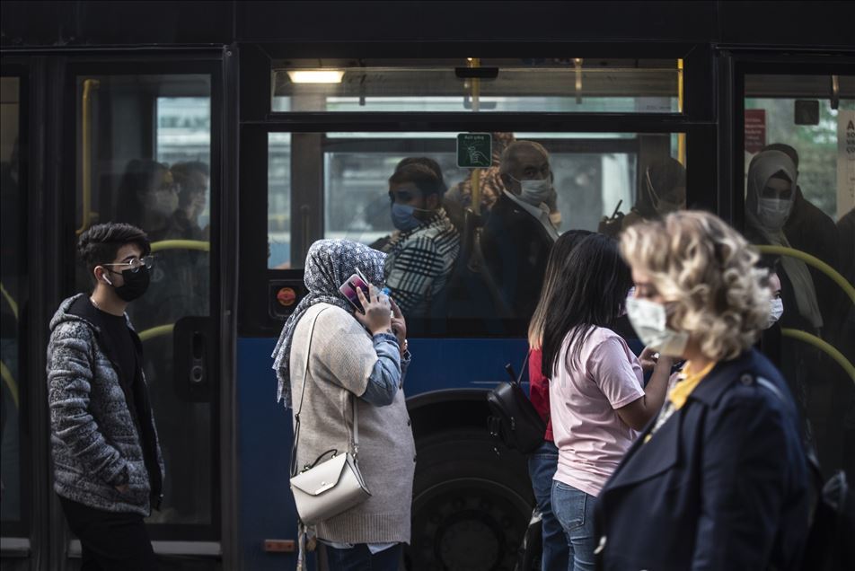 Mesai çıkış saatinde sosyal mesafeye uyulamıyor