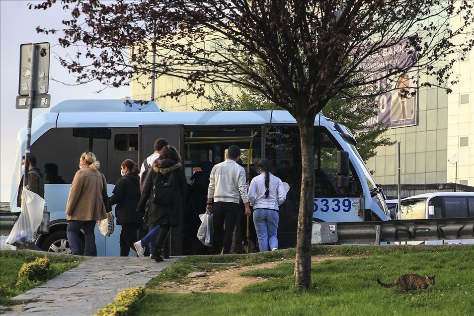 Mesai çıkış saatinde sosyal mesafeye uyulamıyor