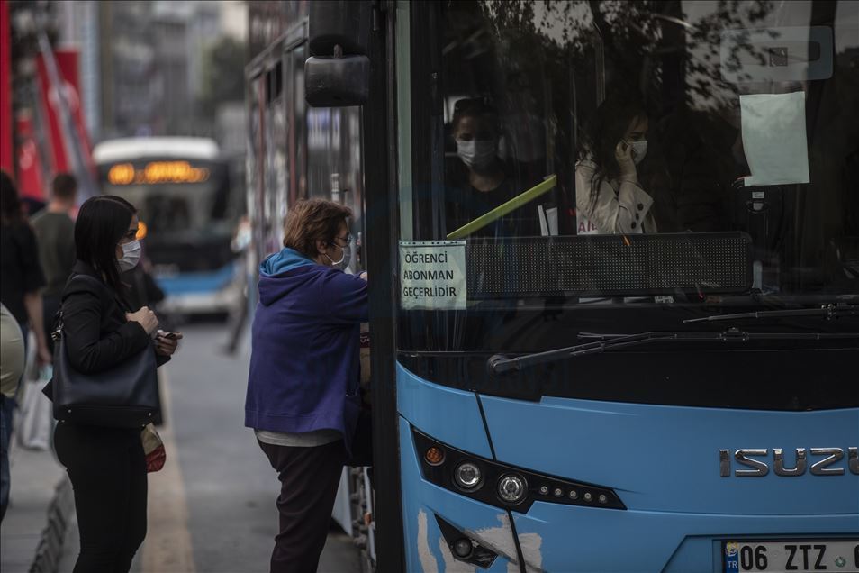 Mesai çıkış saatinde sosyal mesafeye uyulamıyor