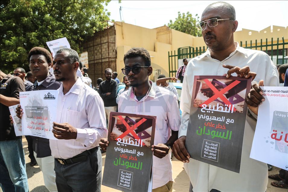 "التطبيع خيانة".. وقفة احتجاجية أمام مقر الحكومة السودانية
