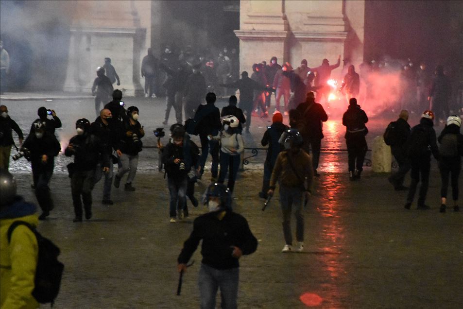 Roma'da aşırı sağcıların Kovid-19 tedbirlerine yönelik protestosuna polis müdahale etti